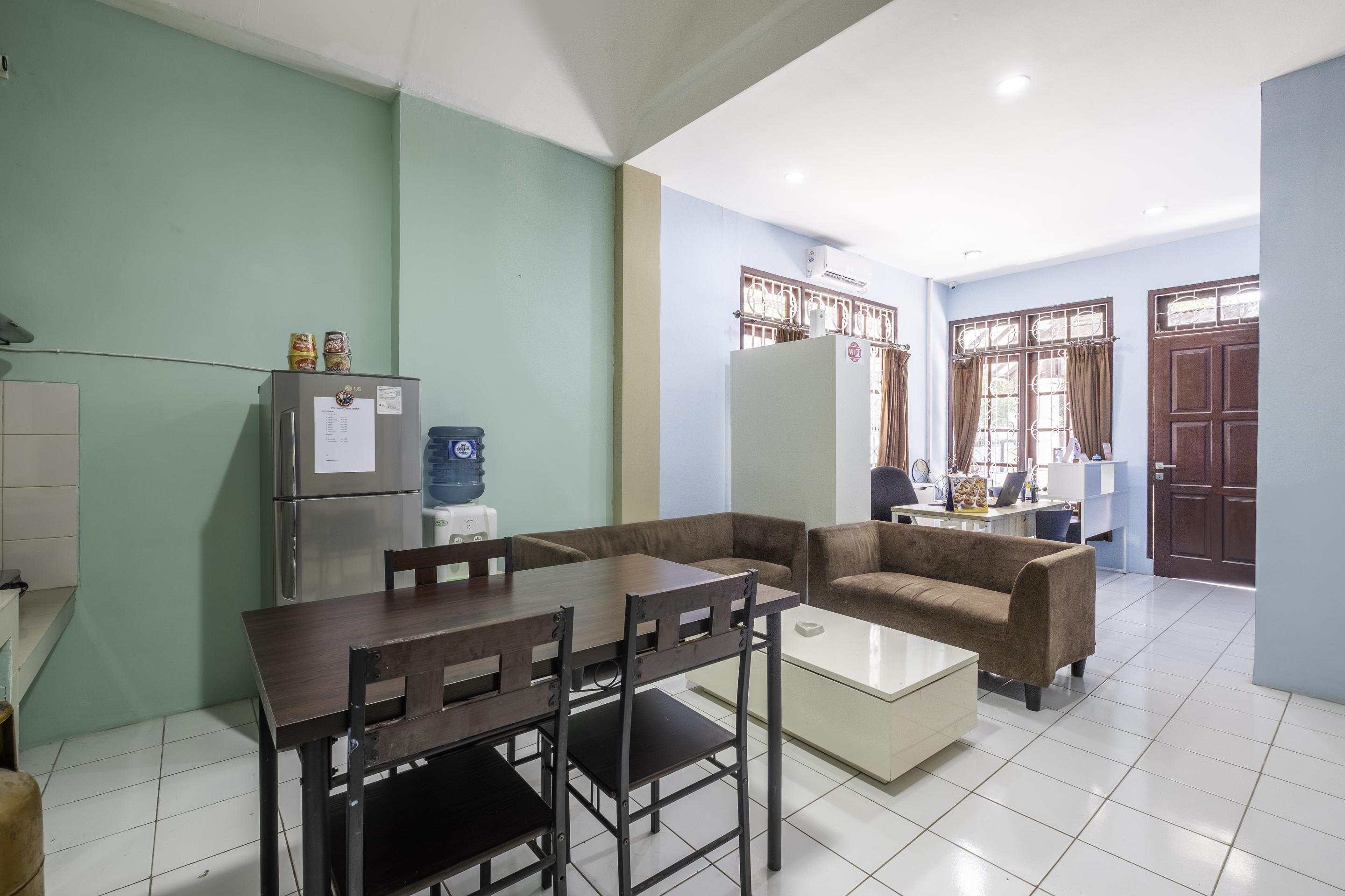 OYO 1568 Stasiun Ka Cirebon Guest House Exterior foto